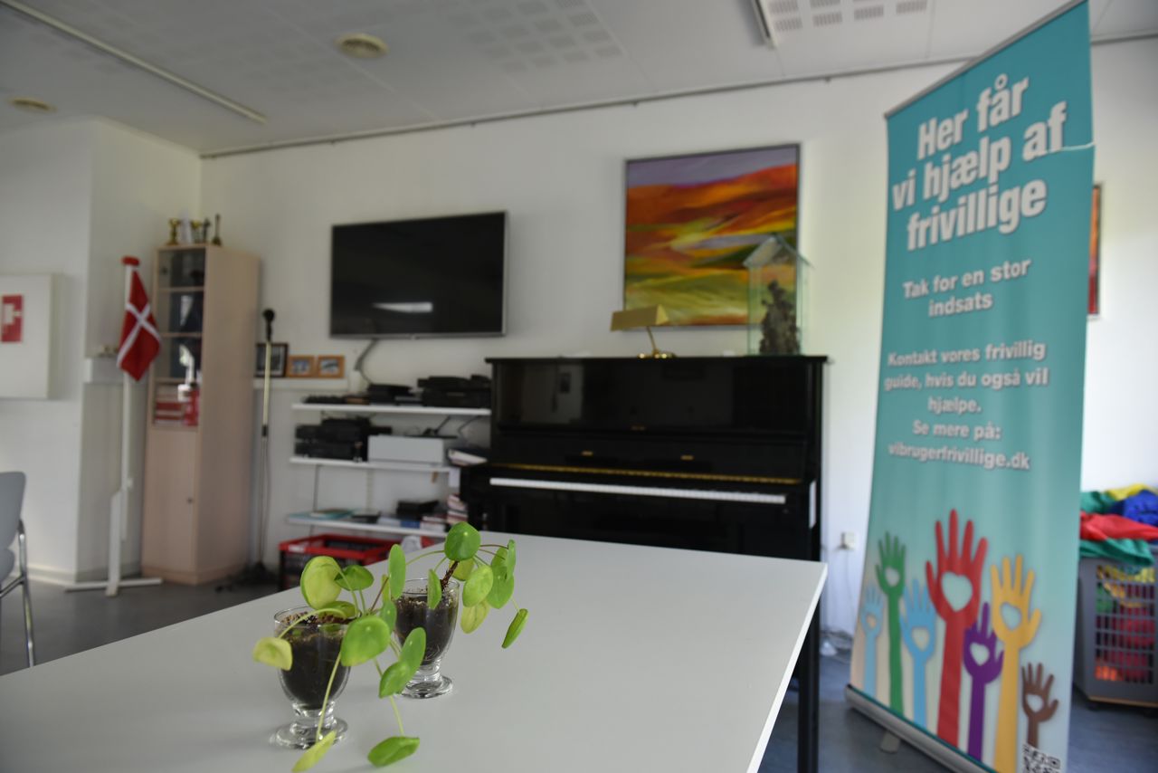 Opholdsrum med spisepladser og klaver hos Spentrup Ældrecenter